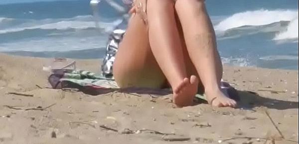  Exhibitionist GIRL Flagra GOSTOSA Praia masturbação Flagged girl masturbating on the beach
